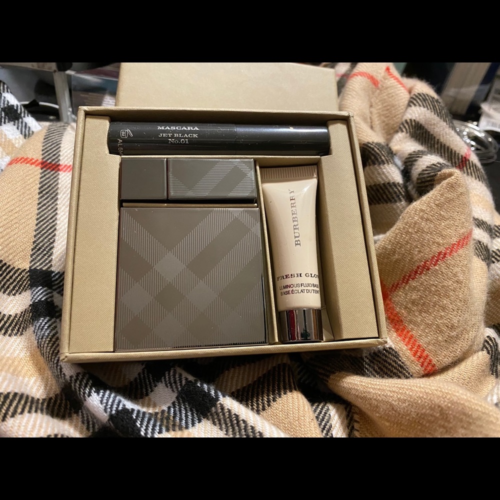 Burberry Beauty Box-Never used!